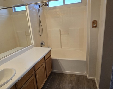 10936 W Vista Avenue - Photo Thumbnail 11