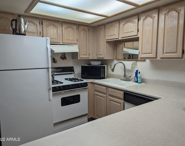 320 E Lancaster Court - Photo Thumbnail 4