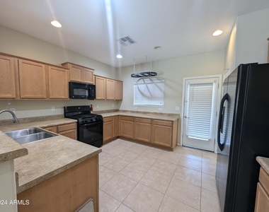 2363 N Smithsonian Drive - Photo Thumbnail 3