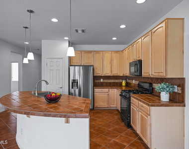 42406 W Falling Star Drive - Photo Thumbnail 7