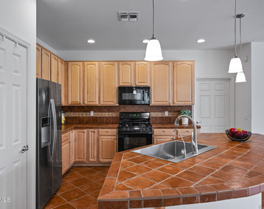 42406 W Falling Star Drive - Photo Thumbnail 6