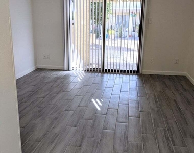 7733 E Columbine Way - Photo Thumbnail 4