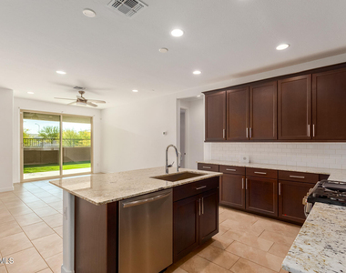 8911 W Solano Drive - Photo Thumbnail 11