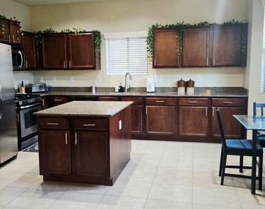 121 W Hackberry Drive - Photo Thumbnail 2