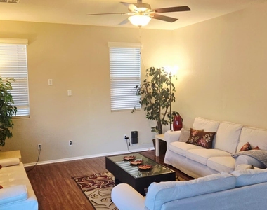 121 W Hackberry Drive - Photo Thumbnail 1