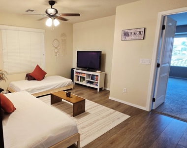 121 W Hackberry Drive - Photo Thumbnail 10