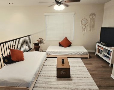 121 W Hackberry Drive - Photo Thumbnail 9