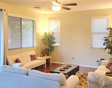121 W Hackberry Drive - Photo Thumbnail 3