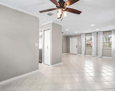 4303 Nw 1st Drive - Photo Thumbnail 4