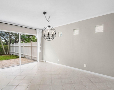 4303 Nw 1st Drive - Photo Thumbnail 7