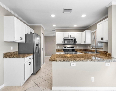 4303 Nw 1st Drive - Photo Thumbnail 9