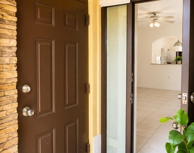 925 Ne 34 Avenue - Photo Thumbnail 1