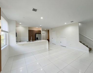 1030 Crystal Way - Photo Thumbnail 5