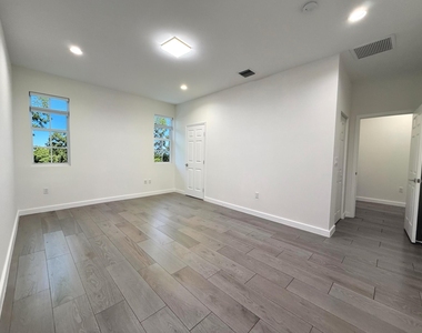 1030 Crystal Way - Photo Thumbnail 7