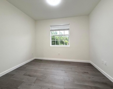1030 Crystal Way - Photo Thumbnail 12