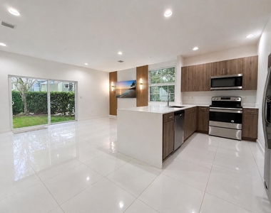 1030 Crystal Way - Photo Thumbnail 4