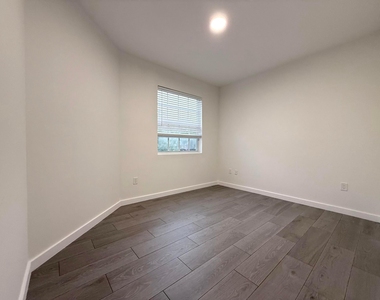1030 Crystal Way - Photo Thumbnail 13