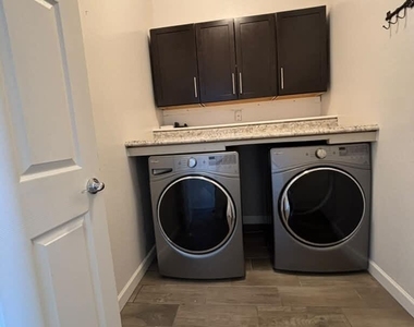 7712 S 36th Way - Photo Thumbnail 8
