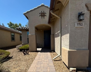 7712 S 36th Way - Photo Thumbnail 2