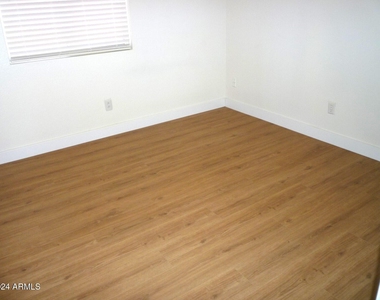 9139 W Canyon Drive - Photo Thumbnail 10