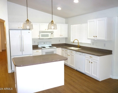 9139 W Canyon Drive - Photo Thumbnail 3