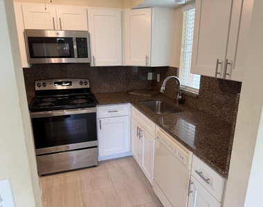1512 Se Royal Green Circle - Photo Thumbnail 2