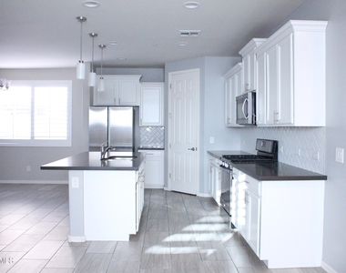 11554 W Lone Tree Trail - Photo Thumbnail 8