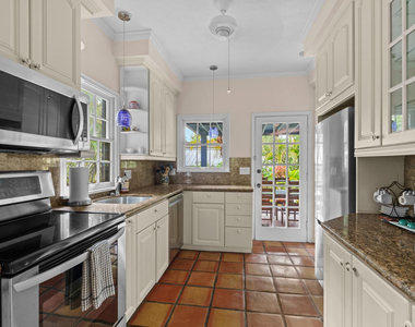 1609 Ne 2nd Court - Photo Thumbnail 4