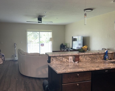 465 Se Bloxham Way Se - Photo Thumbnail 4