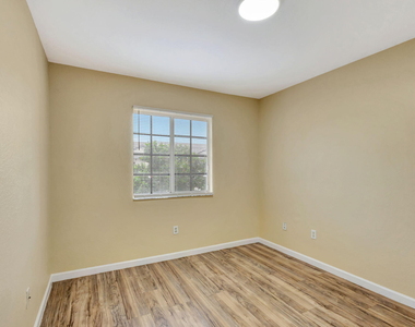 1302 Lucaya Drive - Photo Thumbnail 19