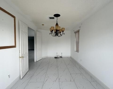 127 Saratoga Boulevard W - Photo Thumbnail 10