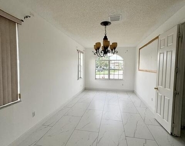 127 Saratoga Boulevard W - Photo Thumbnail 9