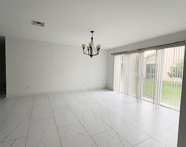 127 Saratoga Boulevard W - Photo Thumbnail 16
