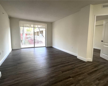 18335 Nw 68 Avenue - Photo Thumbnail 2