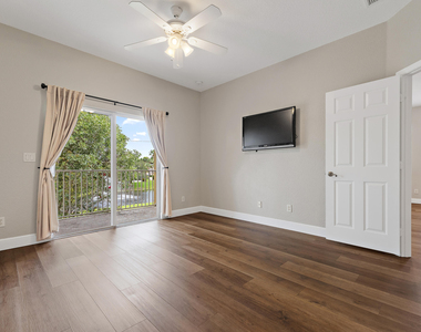 1561 Se Wilshire Place - Photo Thumbnail 5