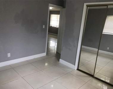 839 Nw 14th Way - Photo Thumbnail 6