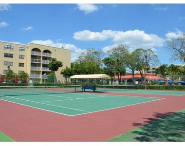 18335 Nw 68 Avenue - Photo Thumbnail 11