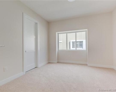 686 Ne 43rd Street - Photo Thumbnail 14