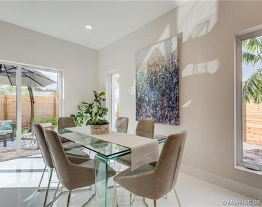 686 Ne 43rd Street - Photo Thumbnail 3