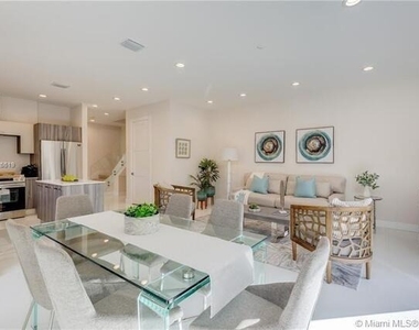 686 Ne 43rd Street - Photo Thumbnail 20