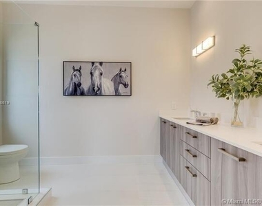 686 Ne 43rd Street - Photo Thumbnail 12