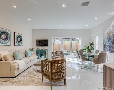 686 Ne 43rd Street - Photo Thumbnail 22