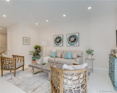 686 Ne 43rd Street - Photo Thumbnail 2