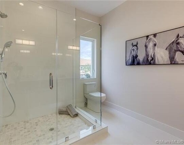 686 Ne 43rd Street - Photo Thumbnail 11