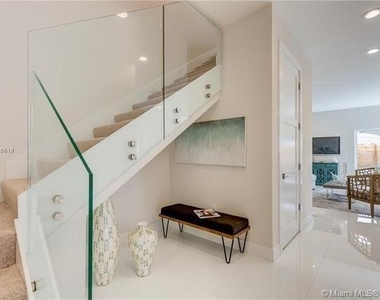 686 Ne 43rd Street - Photo Thumbnail 8