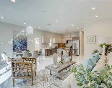 686 Ne 43rd Street - Photo Thumbnail 1