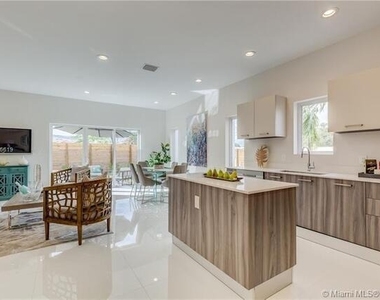 686 Ne 43rd Street - Photo Thumbnail 5
