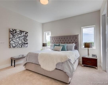 686 Ne 43rd Street - Photo Thumbnail 10