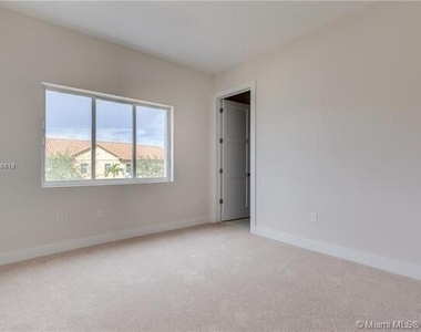 686 Ne 43rd Street - Photo Thumbnail 13