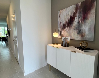 475 Salisbury Circle - Photo Thumbnail 3